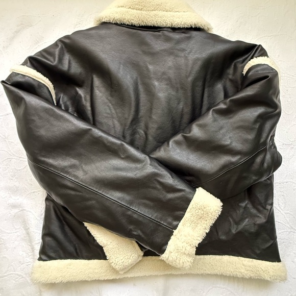 Hollister Sherpa-Lined Vegan Leather Crop Biker Jacket. Size L - Picture 10 of 11